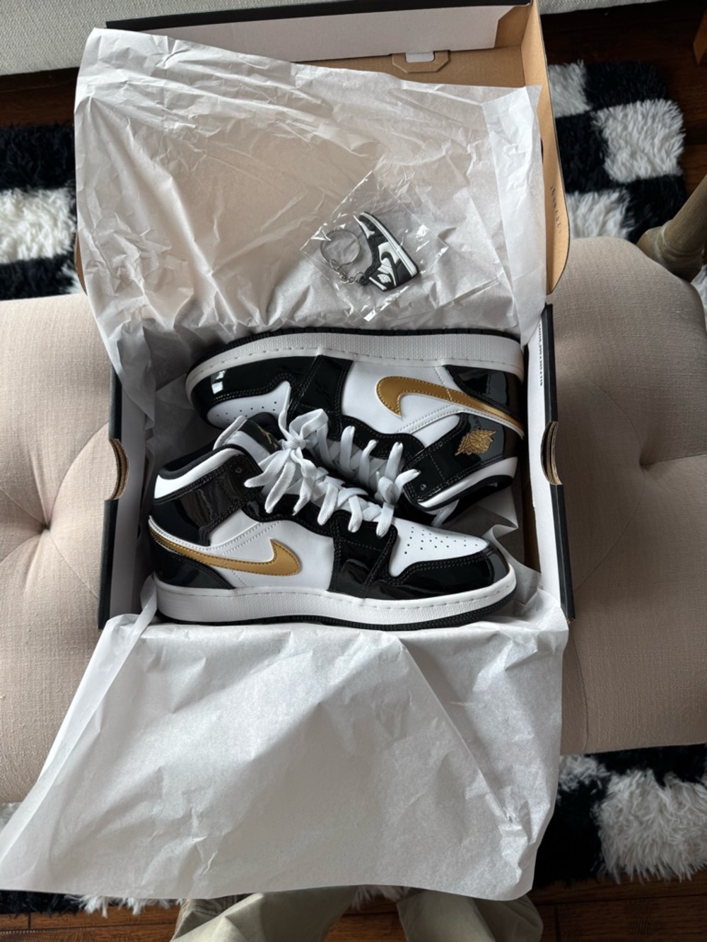 Nike Air Jordan 1 Mid SE Black Gold Patent Women’s 7 (5.5Y) Worn Once - Picture 15 of 16